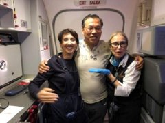 身旁乘客失去心跳 美华裔医师万米高空救人